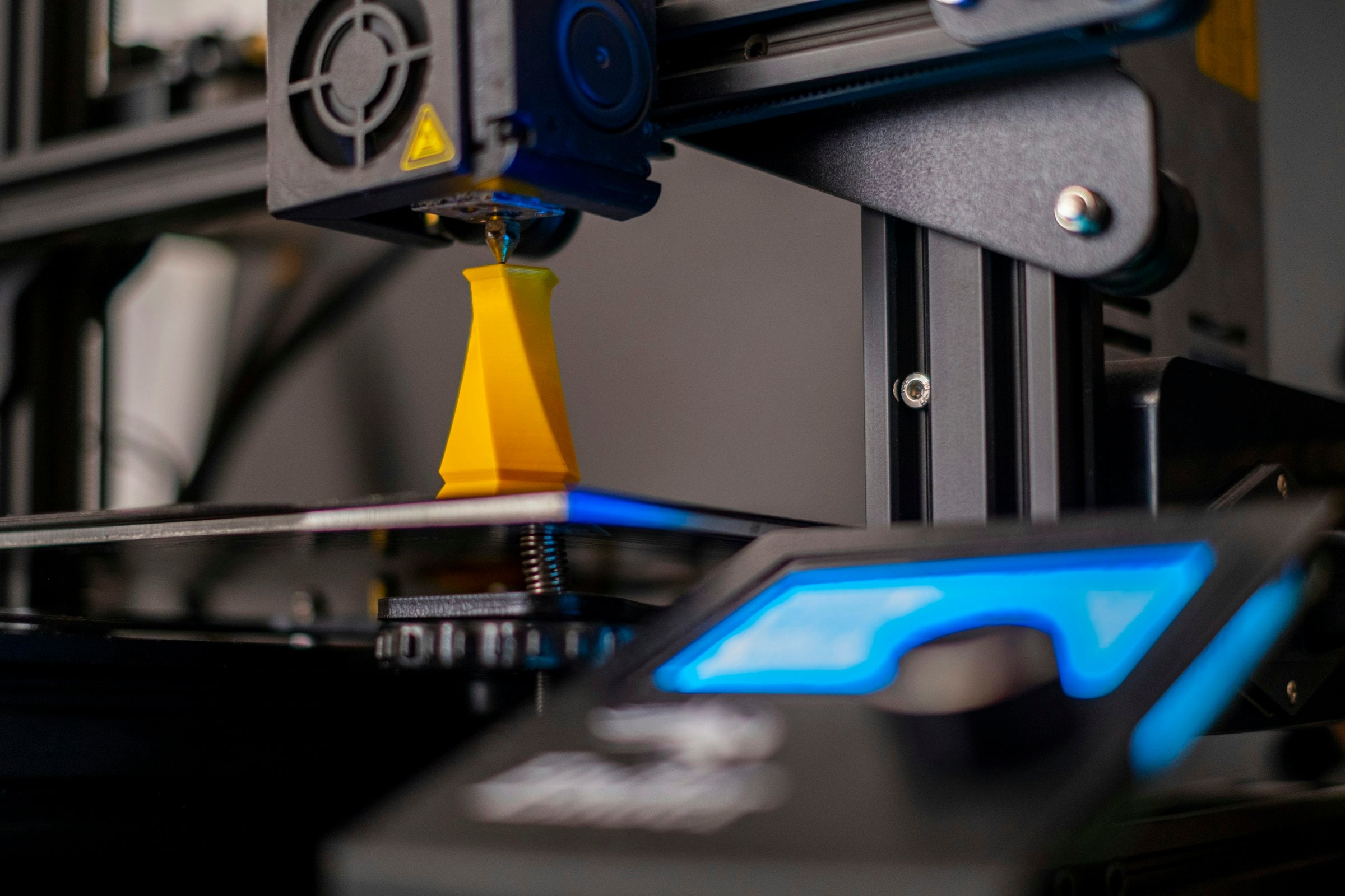 Imprimantă 3D în timpul printării unei piese